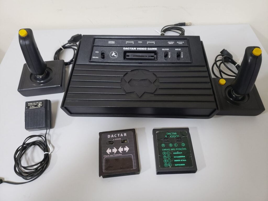 DACTAR + 2 CONTROLES + 2 CARTUCHOS (4 JOGOS CADA)