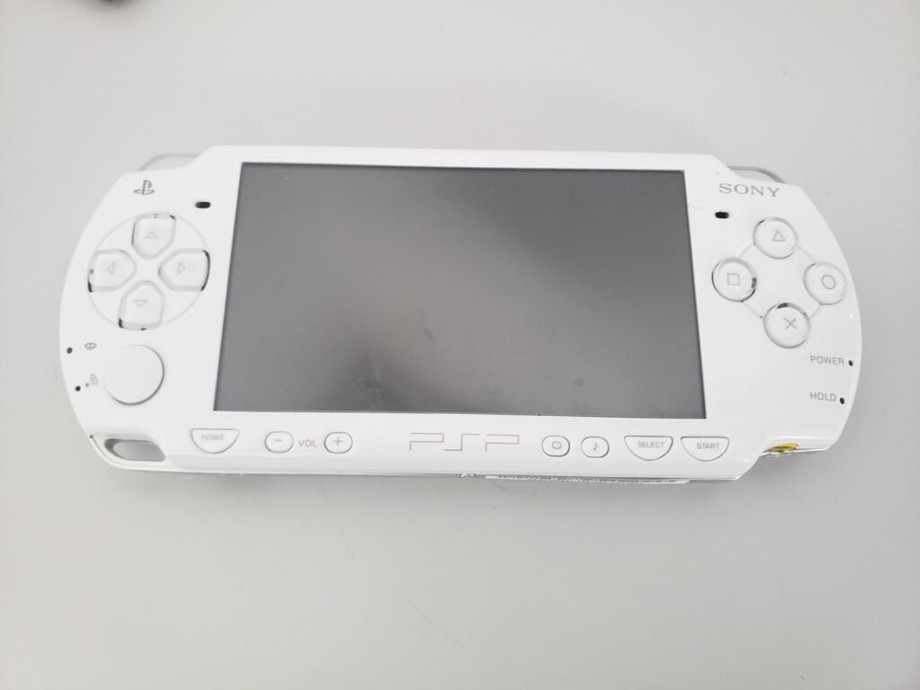 PSP 2000 BRANCO DESBLOQUEADO + CARREGADOR + SDCARD 16 GB - Image 2
