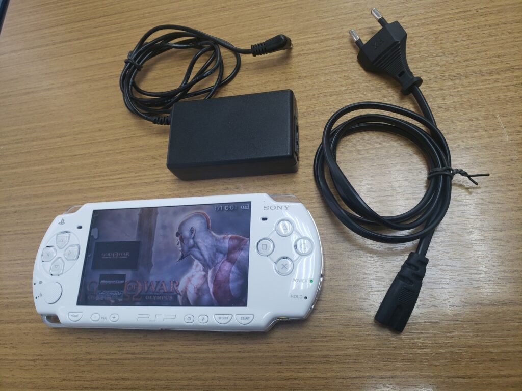 PSP 2000 BRANCO DESBLOQUEADO + CARREGADOR + SDCARD 16 GB