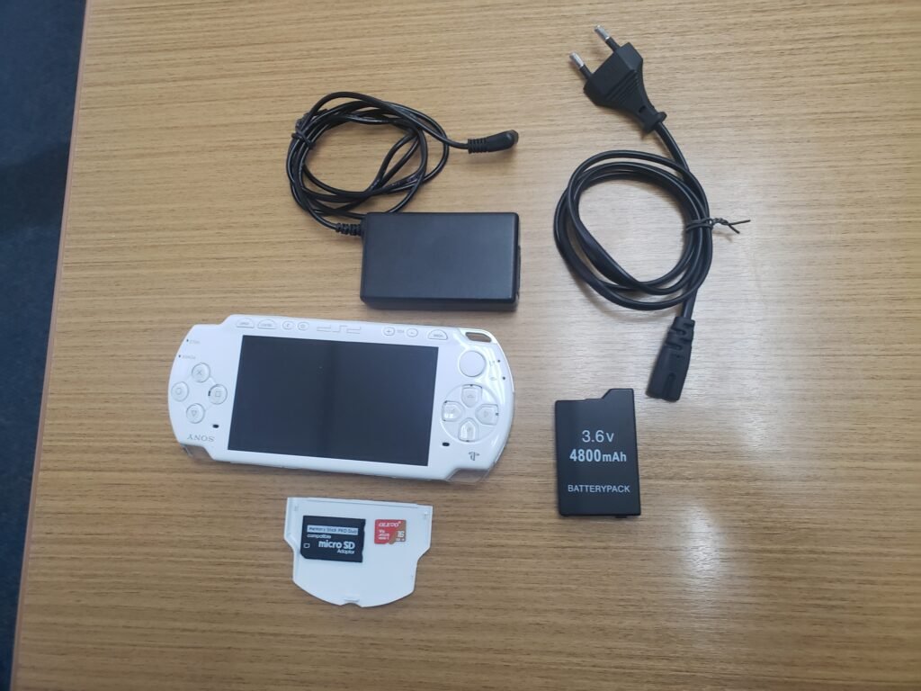 PSP 2000 BRANCO DESBLOQUEADO + CARREGADOR + SDCARD 16 GB - Image 2